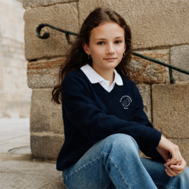 Sainte Madeleine Reims - Pull col V brodé au logo – Marine