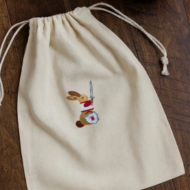 Pochette cadeau brodée lapin chevalier