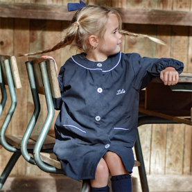 Tablier enfant bleu marine Adèle à col rond de la marque Le Tablier Bobine.