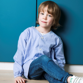 Tablier école garçon à col V en jean clair de la marque Le Tablier Bobine.