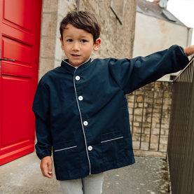 Tablier bleu marine pour enfant à encolure V de la marque Bobine Paris.