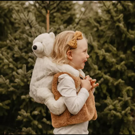 Sac à dos enfant maternelle ours polaire en peluche, tissu résistant et léger, design coloré, adapté dès 2 ans pour la crèche ou la maternelle, bretelles réglables.